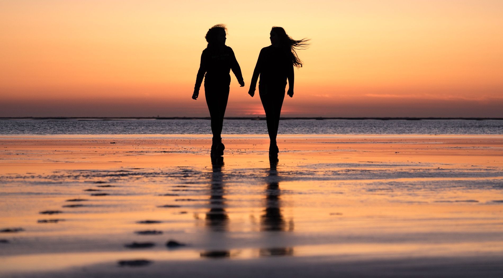 Wandelen over de brede stranden van Schiermonnikoog